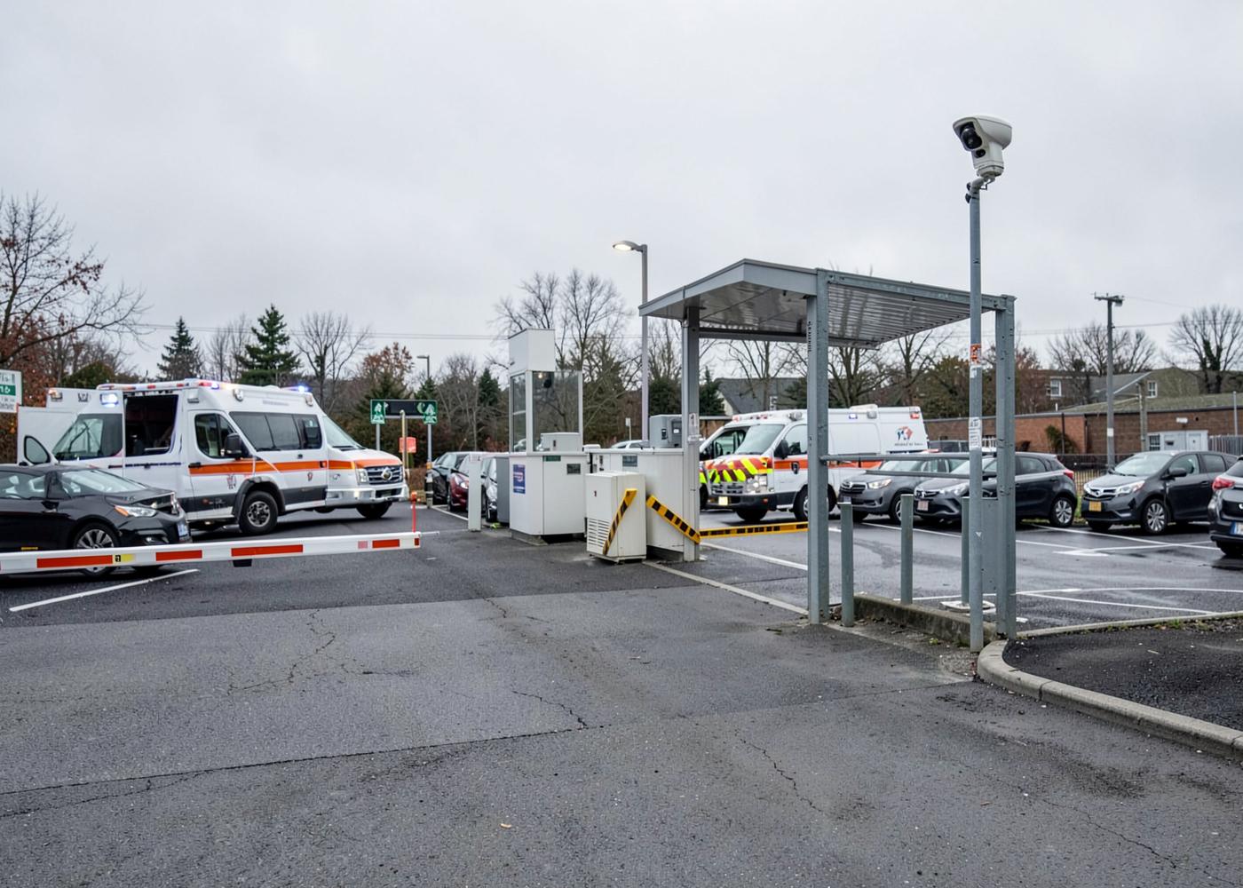 Acesso de veículos de hospital com ambulância, cancela e câmera de leitura de placas
